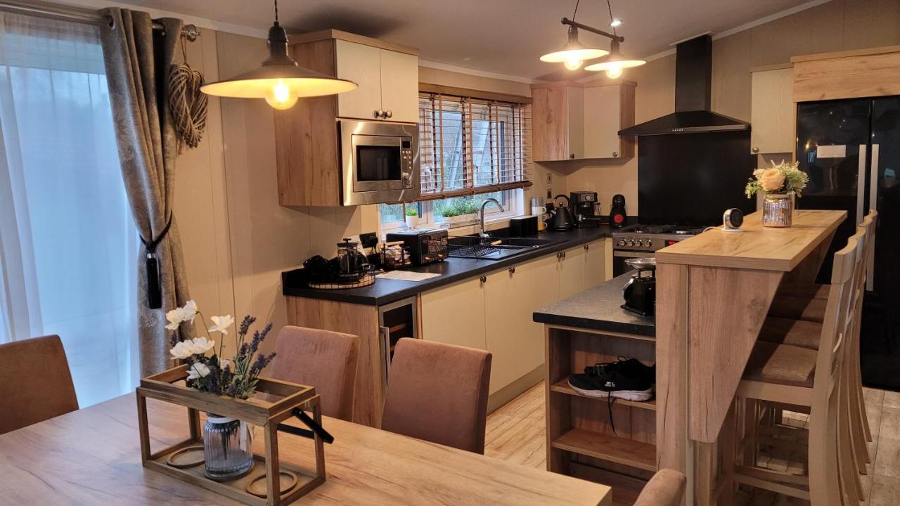 Luxury Lodge On Edge Of New Forest And 800M From Sea Entertainment And Leisure Passes Included 米尔福德昂西 外观 照片