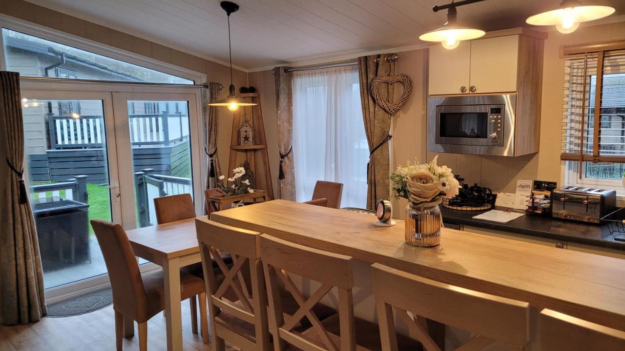 Luxury Lodge On Edge Of New Forest And 800M From Sea Entertainment And Leisure Passes Included 米尔福德昂西 外观 照片